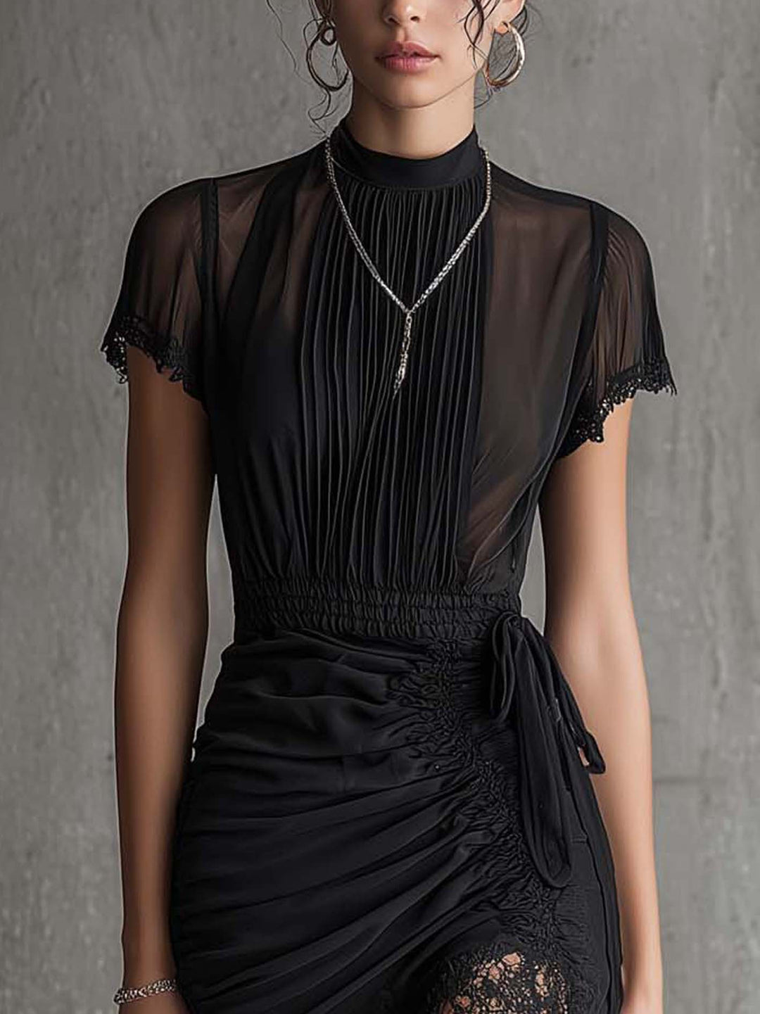 Zwarte mini-jurk van chiffon met geplooide taille en kanten afwerking