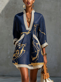 Corinna | Marineblauwe mini-jurk van gehaakt kant met V-hals en goudkleurige motieven