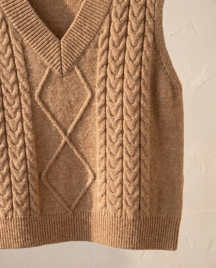 Georgia V-Hals Kabelgebreide Sweater Vest voor Vrouwen – Tan