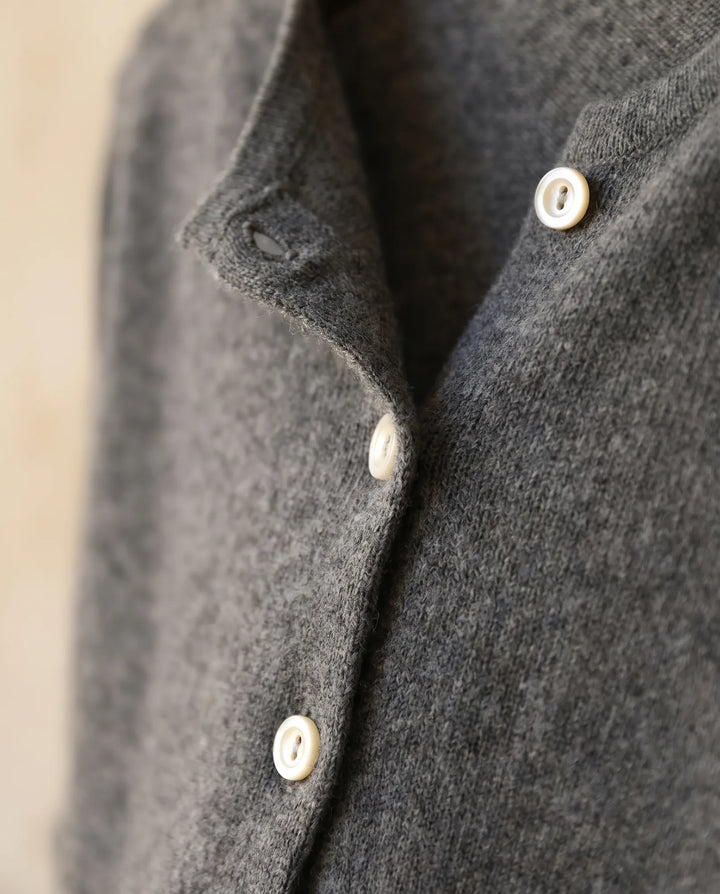 Rosalind Asymmetrische Knopen Cardigan voor Vrouwen – Antraciet