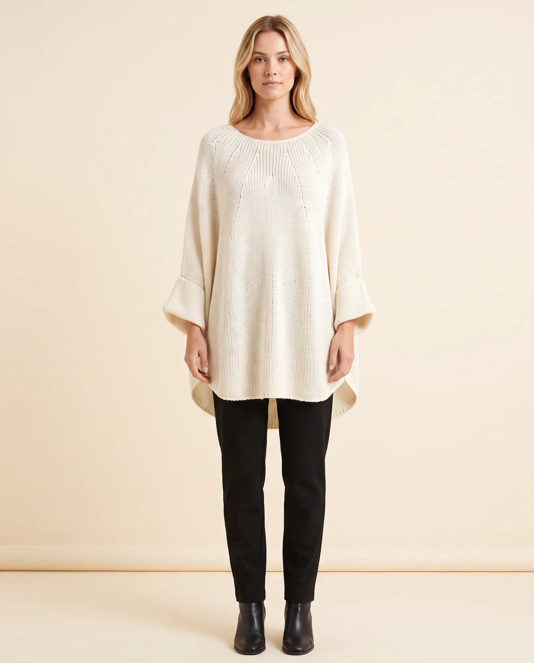 Eloise Trui voor Dames - Oversized Poncho-Stijl Met Gebogen Zoom en Ronde Hals