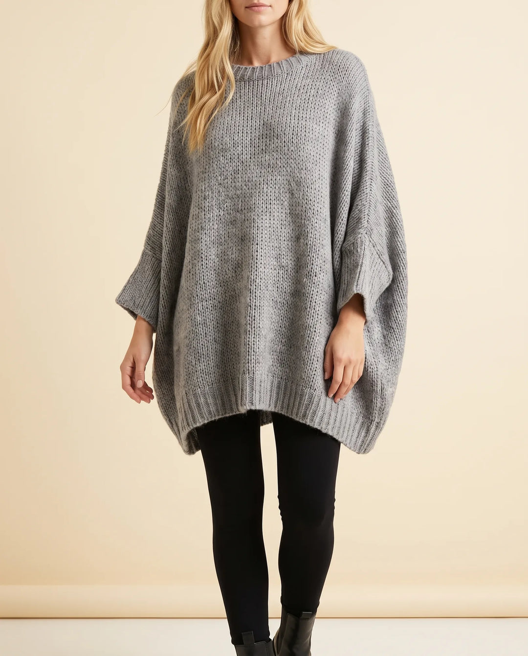 Eloise Trui voor Dames - Oversized Poncho-Stijl Met Gebogen Zoom en Ronde Hals
