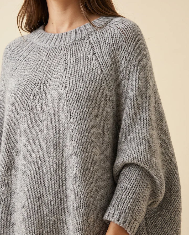 Eloise Trui voor Dames - Oversized Poncho-Stijl Met Gebogen Zoom en Ronde Hals